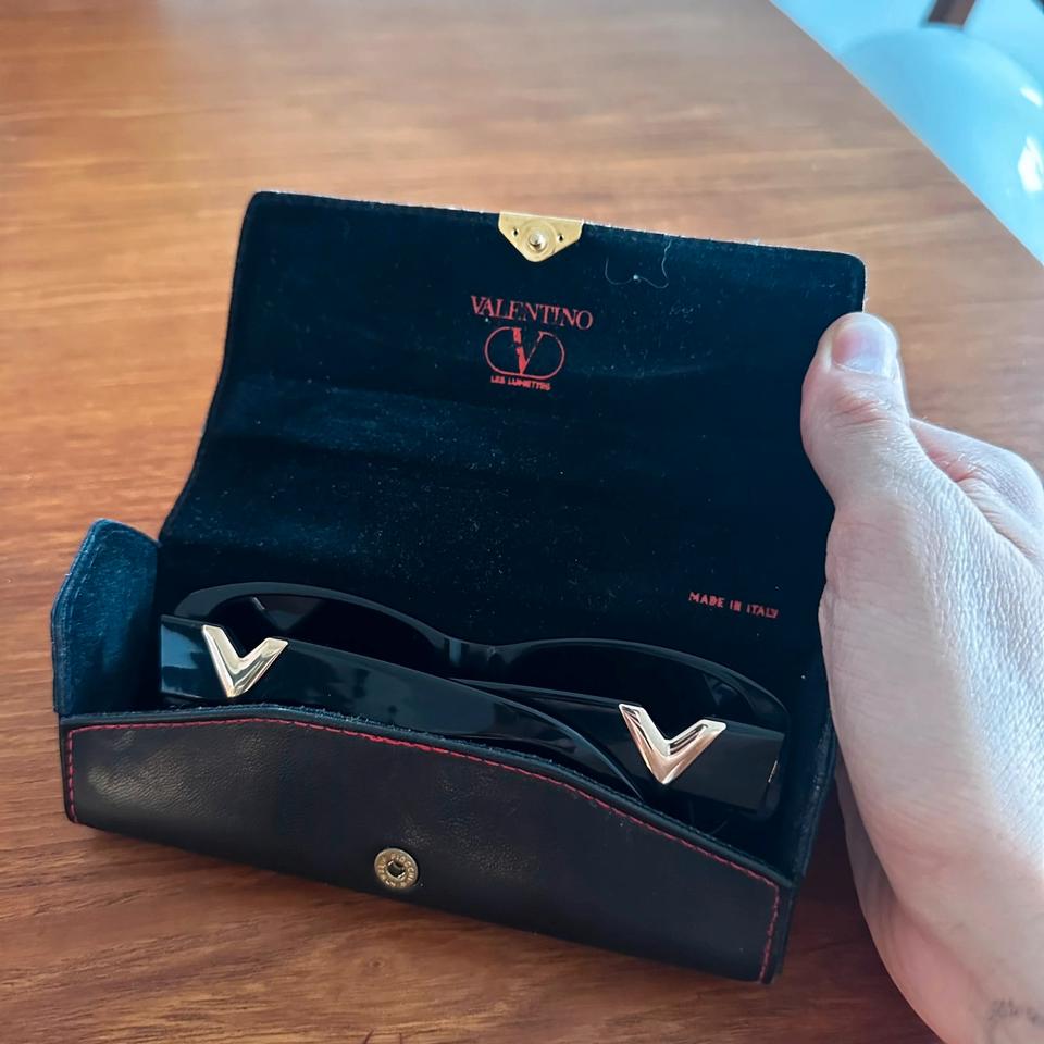 Valentino Sonnenbrille mit V Logo made in Italy mit Etui
