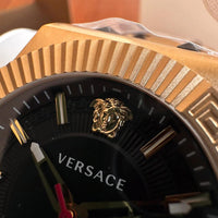 Versace Mainline Uhr Chain React Gold Medusa Swiss