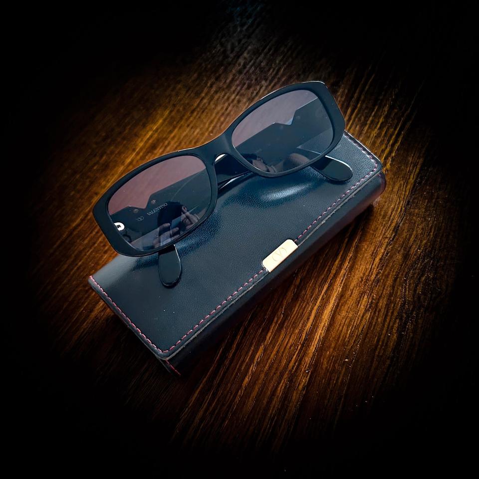 Valentino Sonnenbrille mit V Logo made in Italy mit Etui