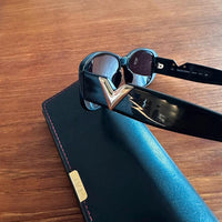 Valentino Sonnenbrille mit V Logo made in Italy mit Etui